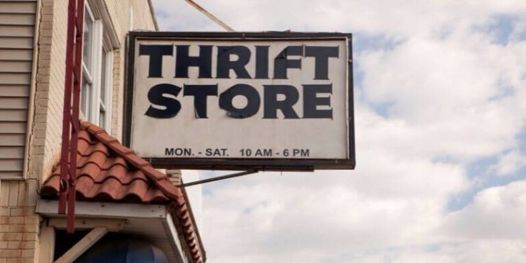 Thrift Adalah: Pengertian Thrift Shop Dan Contoh Barangnya!